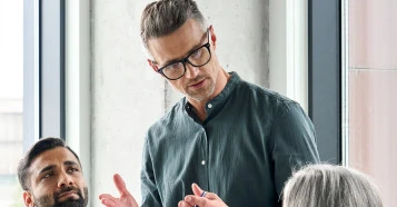 man leading meeting SH001