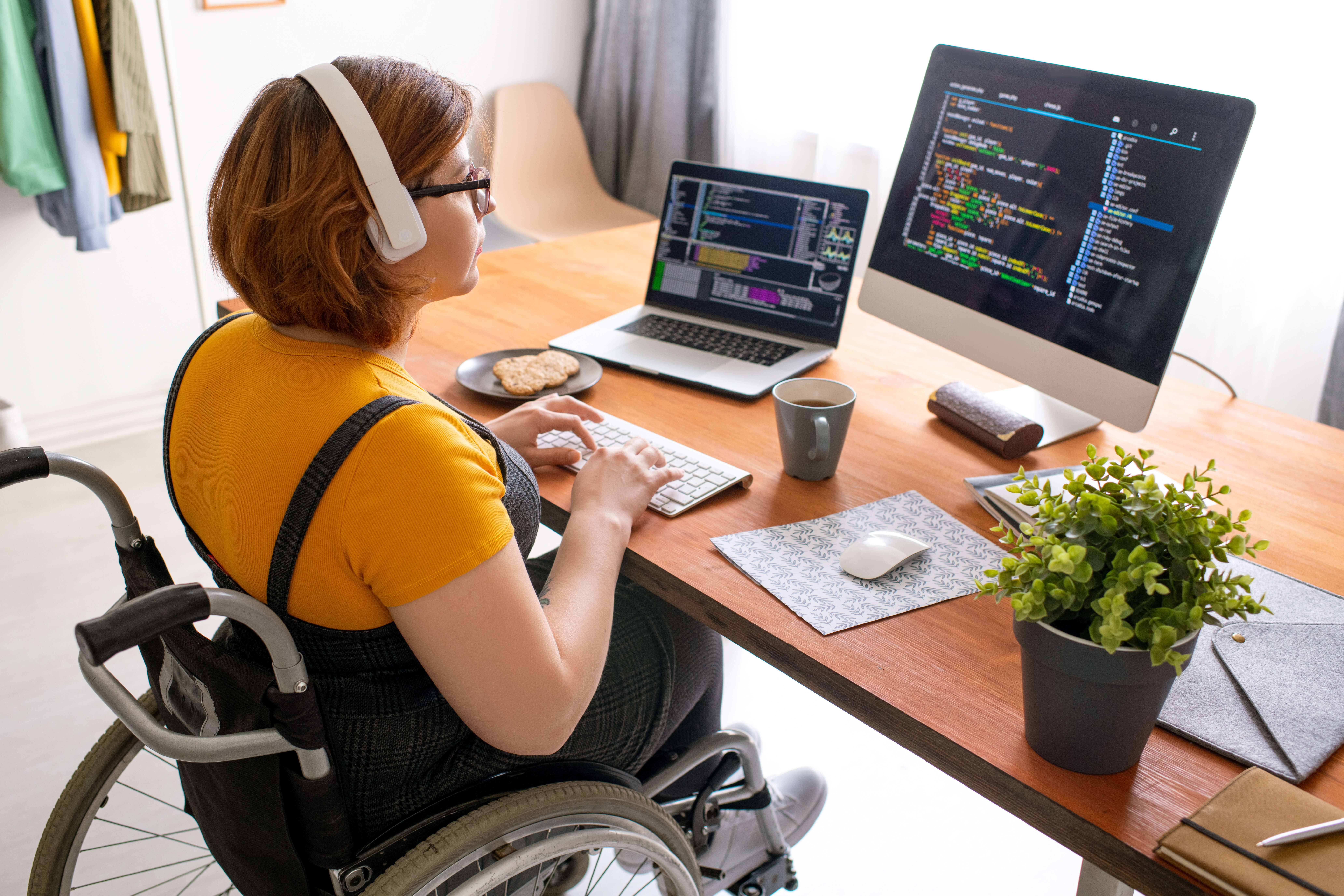 Инвалидность компания. Компьютеры для инвалидов. Людей с ограниченными возможностями компьютер. Рабочее место для людей с ограниченными возможностями. Инвалиды люди с ограниченными возможностями.