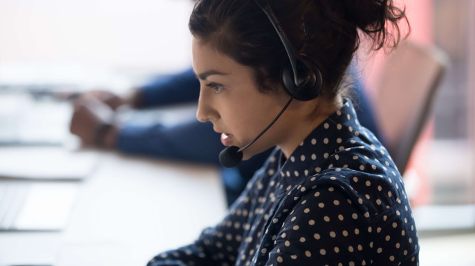 woman in call center SH001