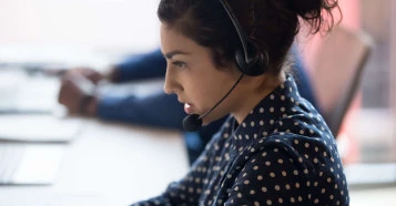 woman in call center SH001