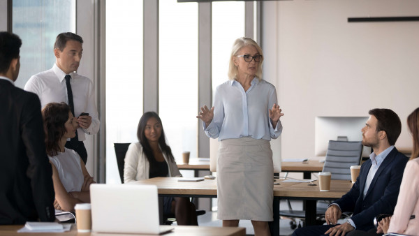 woman leading meeting SH003