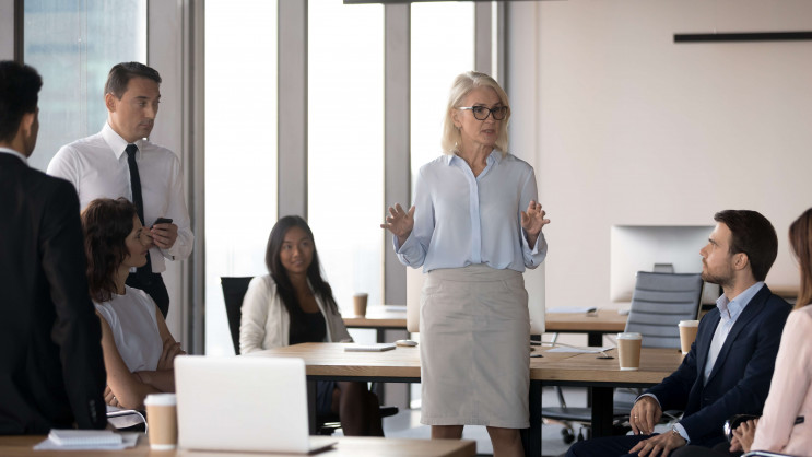 woman leading meeting SH003
